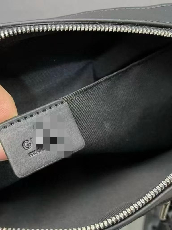 Poslovna torba 41478: PVC materijal s motivom slova, podstava od platna, vodootporna i otporna na habanje