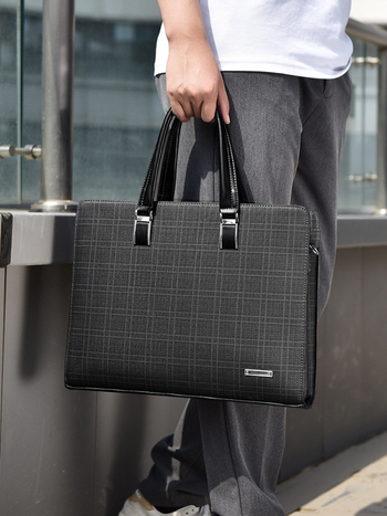 Vyriski crossbody verslo rankinė — PVC medžiaga; languotas raštas; poliesterio pamušalas; dėvėjimuisi atspari; Nine Thousand Cats ženklas