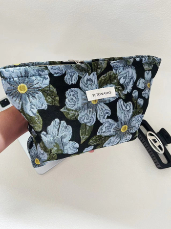 Kozmetička torbica od poliestera s floralnim uzorkom i podstava od platna, marka YETONADO