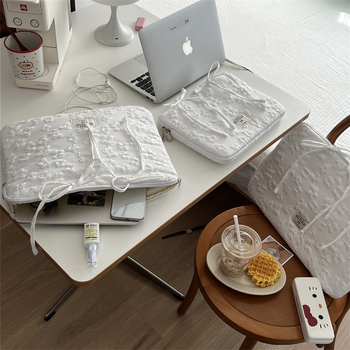 Tahvelarvuti kott lillemotiiviga ja nööriga lipsuga; polüesterist väli ja vooder; kevad 2025, naistele