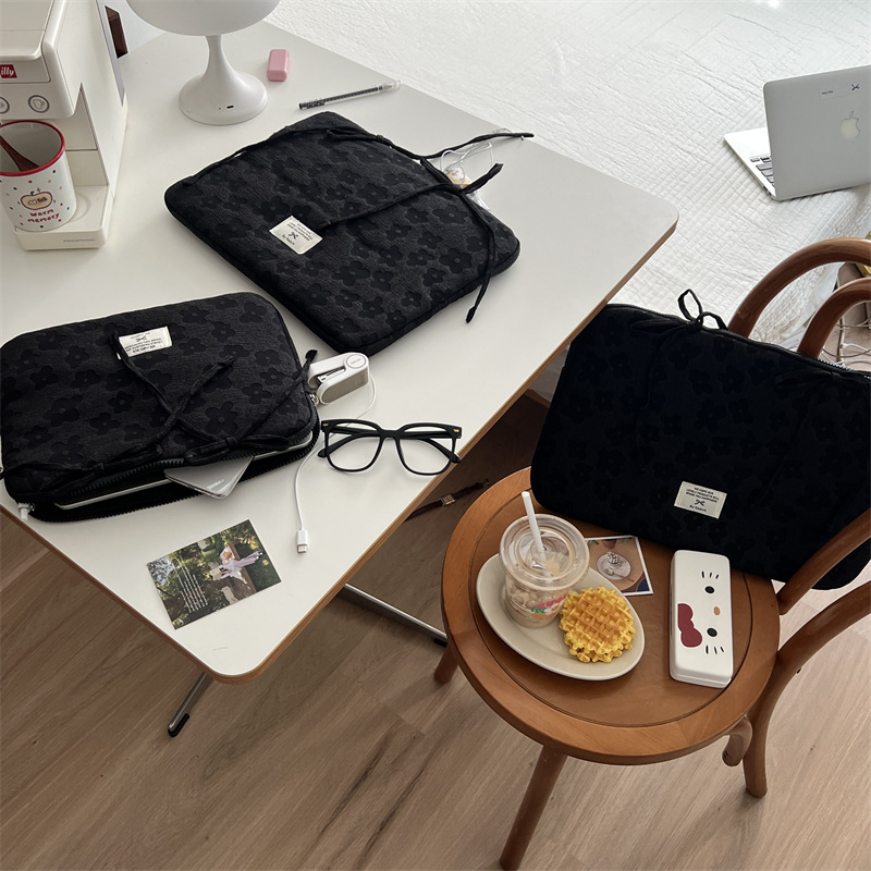 Tahvelarvuti kott lillemotiiviga ja nööriga lipsuga; polüesterist väli ja vooder; kevad 2025, naistele