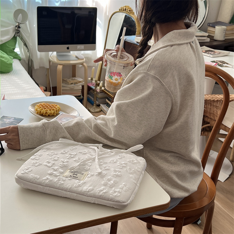 Tahvelarvuti kott lillemotiiviga ja nööriga lipsuga; polüesterist väli ja vooder; kevad 2025, naistele