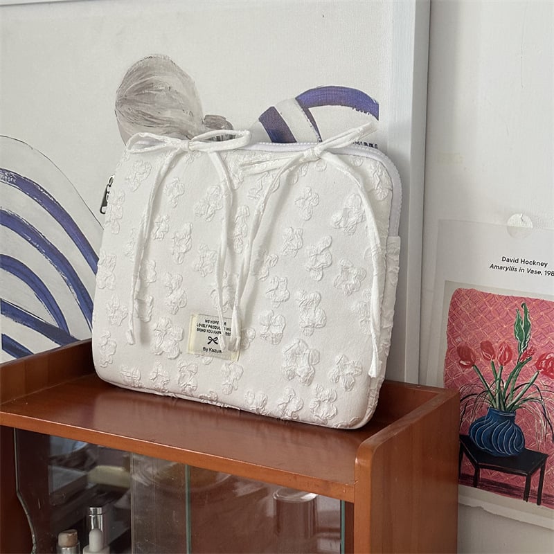 Tahvelarvuti kott lillemotiiviga ja nööriga lipsuga; polüesterist väli ja vooder; kevad 2025, naistele