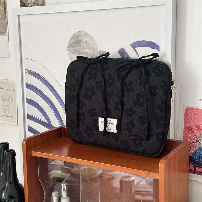 Tahvelarvuti kott lillemotiiviga ja nööriga lipsuga; polüesterist väli ja vooder; kevad 2025, naistele