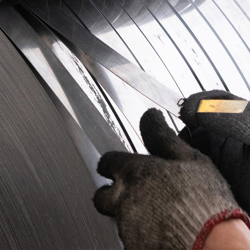 Tērauda lente iepakošanai, cinkots tērauds, biezums 0,5 mm, vilces izturība 400 kg, veltņa ārējais diametrs 400 mm