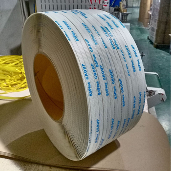 Plastmasas iepakojuma lente, 0,7 mm biezums, 12 mm plats, 110 kg izturība, veltņa ārējais diametrs 400 mm, iekšējais diametrs 200 mm; karstās līmēšanas lente, piemērota gan mašīnai, gan rokām.