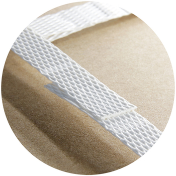 Plastmasas iepakojuma lente, 0,7 mm biezums, 12 mm plats, 110 kg izturība, veltņa ārējais diametrs 400 mm, iekšējais diametrs 200 mm; karstās līmēšanas lente, piemērota gan mašīnai, gan rokām.