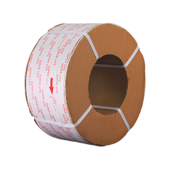 Plastmasas iepakojuma lente, 0,7 mm biezums, 12 mm plats, 110 kg izturība, veltņa ārējais diametrs 400 mm, iekšējais diametrs 200 mm; karstās līmēšanas lente, piemērota gan mašīnai, gan rokām.