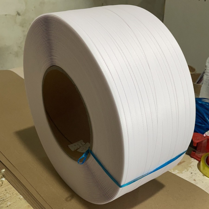 Plastmasas iepakojuma lente, 0,7 mm biezums, 12 mm plats, 110 kg izturība, veltņa ārējais diametrs 400 mm, iekšējais diametrs 200 mm; karstās līmēšanas lente, piemērota gan mašīnai, gan rokām.