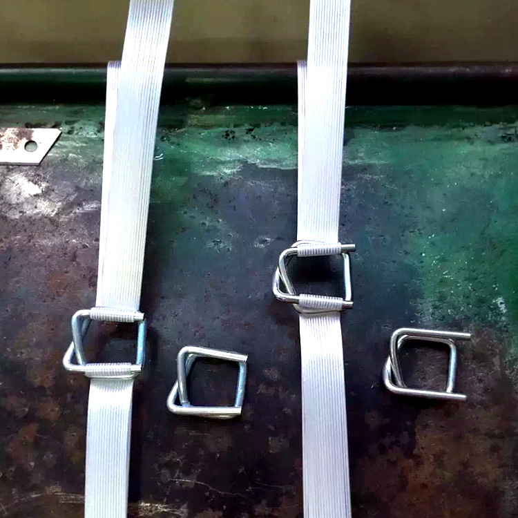 Poliestera šķiedras iepakošanas lente ar sprādzi, platums 13–32 mm, biezums 0,9–1,2 mm, rulona diametrs 200 mm