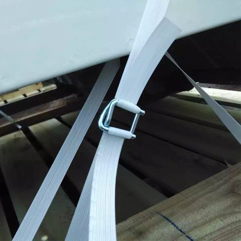 Poliestera šķiedras iepakošanas lente ar sprādzi, platums 13–32 mm, biezums 0,9–1,2 mm, rulona diametrs 200 mm