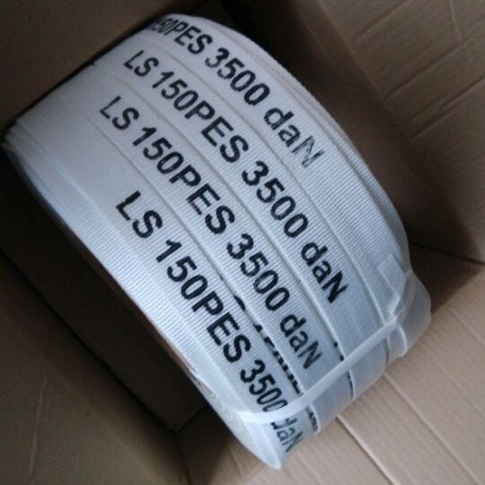 Pletienas iepakošanas siksnas smagai lietošanai – Dacron šķiedra, izturība 750–5000 kg, ārējais rullīšu diametrs 400 mm, iekšējais diametrs 76 mm, AAA klase