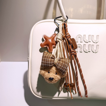 Velúr kutyus kulcstartó pillangócsomóval, PU csillaggyöngyökkel és szőtt kötéllel – táskadísz és telefon-kiegészítő, félig kézműves, minta: kis medve vagy kis disznó vagy állatok