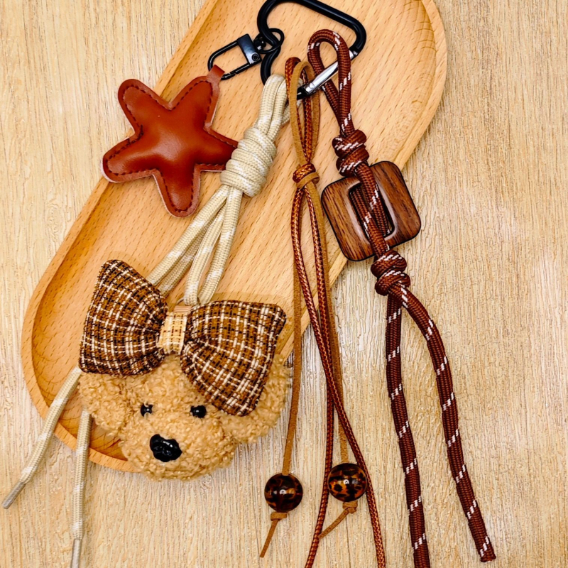 Velúr kutyus kulcstartó pillangócsomóval, PU csillaggyöngyökkel és szőtt kötéllel – táskadísz és telefon-kiegészítő, félig kézműves, minta: kis medve vagy kis disznó vagy állatok