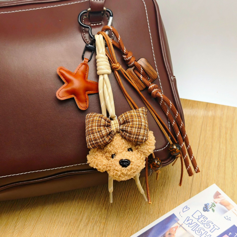 Velúr kutyus kulcstartó pillangócsomóval, PU csillaggyöngyökkel és szőtt kötéllel – táskadísz és telefon-kiegészítő, félig kézműves, minta: kis medve vagy kis disznó vagy állatok