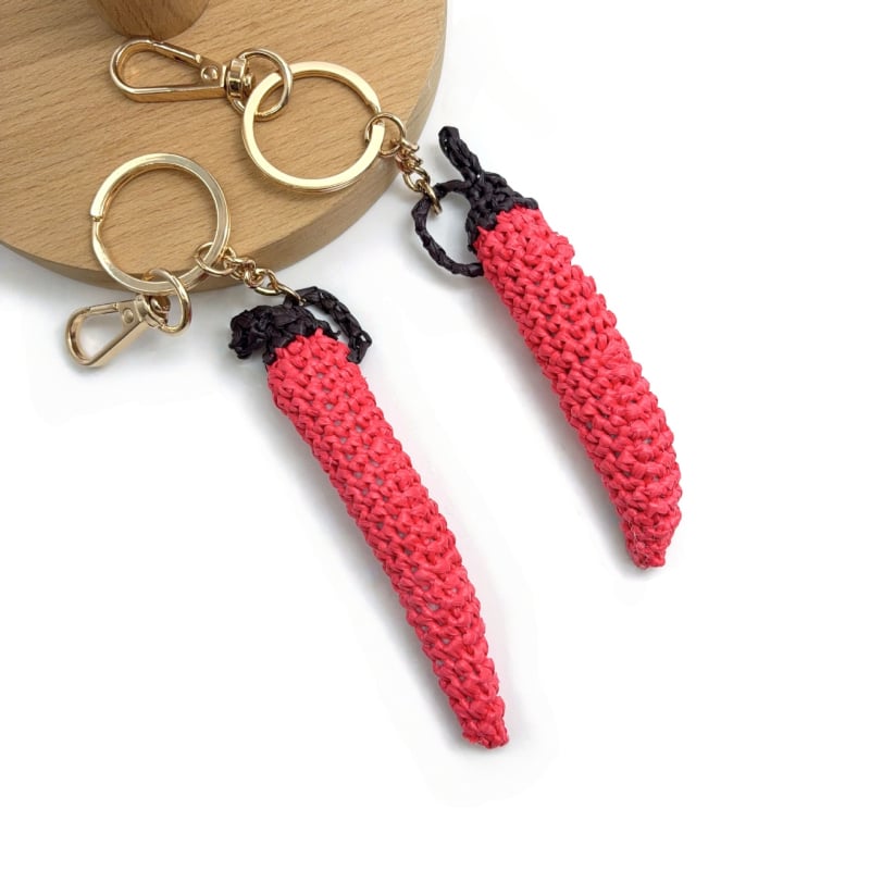 Ručni pleteni raffia privjesak za ključeve u obliku paprike, DIY dodatak za torbe i automobile