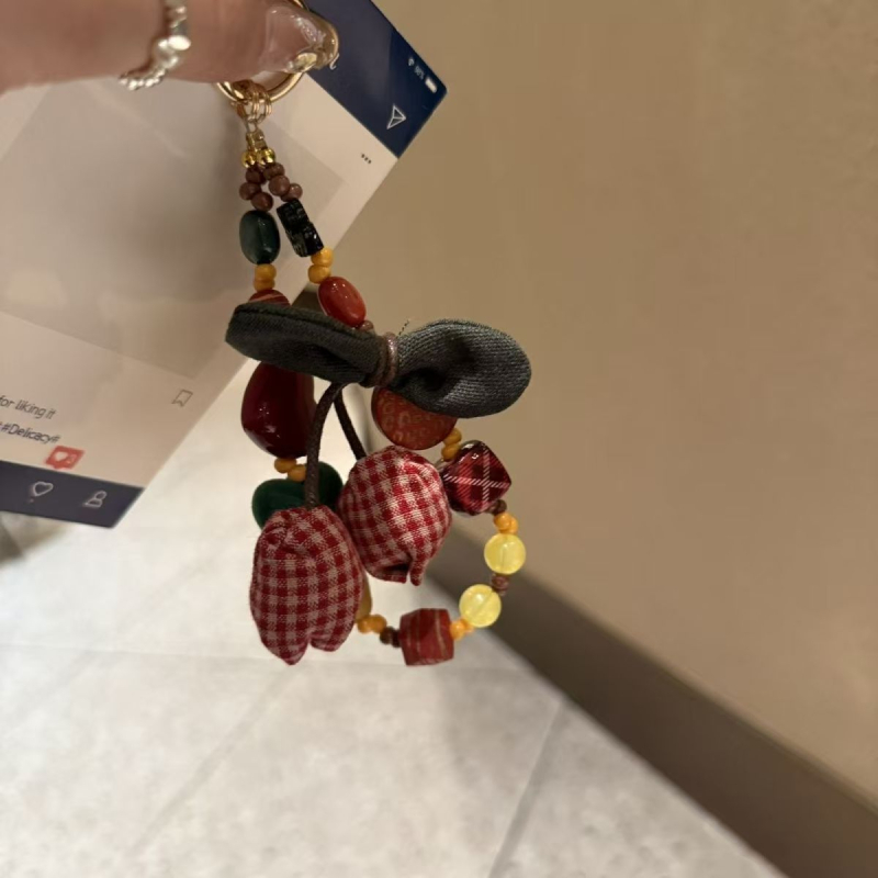 Karikatura pliš ključni privjesak s bisernim perlama i privjeskom cvijeta (Materijal: plast/smola; Ručna izrada; Uzorak: biljke i cvijeće; Stil: prirodno, privjesak za mobitel; Sezona: Zima 2025)