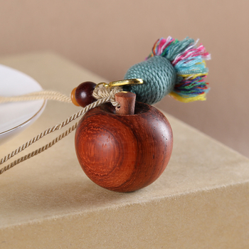 Telefonlánc alma alakú medállal szantálfa anyagból, rajzfilm stílus, autó dísz, 2024 tél