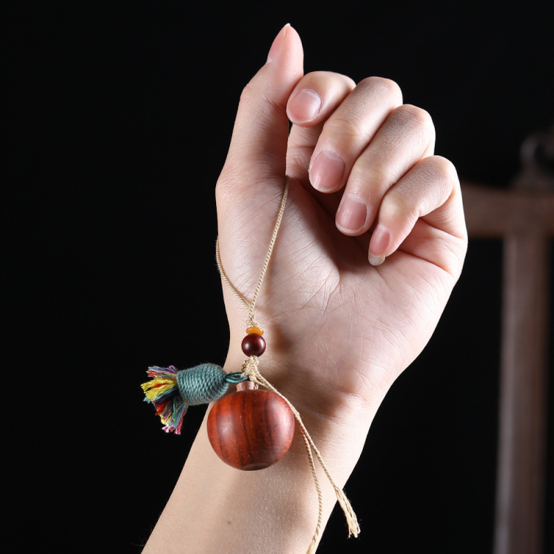 Telefonlánc alma alakú medállal szantálfa anyagból, rajzfilm stílus, autó dísz, 2024 tél