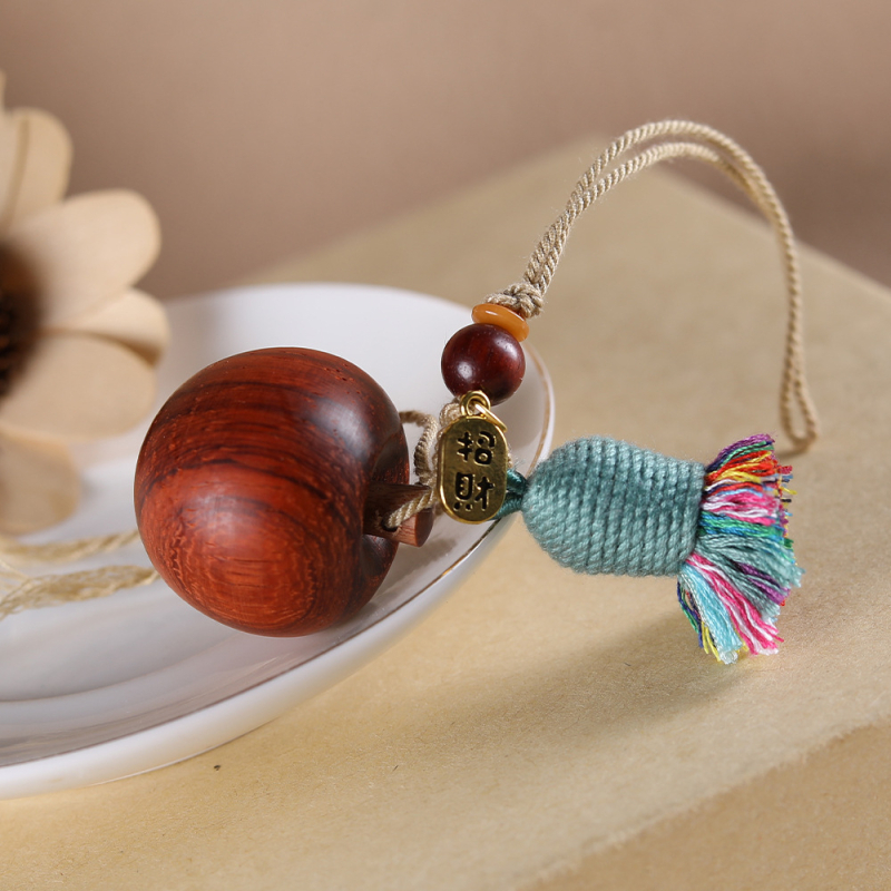 Telefonlánc alma alakú medállal szantálfa anyagból, rajzfilm stílus, autó dísz, 2024 tél