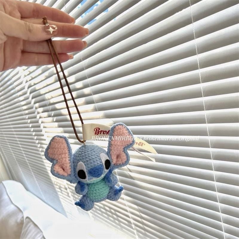 Ръчно плетен ключодържател Stitch със метална катарама – DIY комплект, IP одобрен (модно шоу)