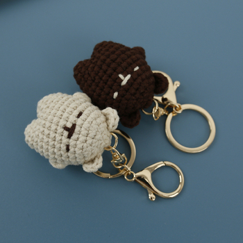 Kulcstartó – kézzel szőtt gyapjúból, mini medve minta, eredeti dizájn (Kézzel szőtt; Gyapjú; Medve minta; Eredeti dizájn)