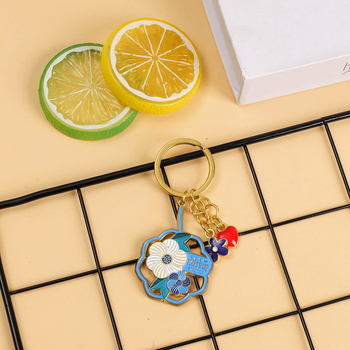 Fém kulcstartó, személyre szabott festéssel, különleges formájú rajzfilmszerű dizájn, modern művészeti stílus