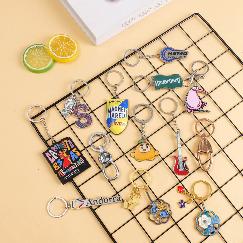 Fém kulcstartó, személyre szabott festéssel, különleges formájú rajzfilmszerű dizájn, modern művészeti stílus