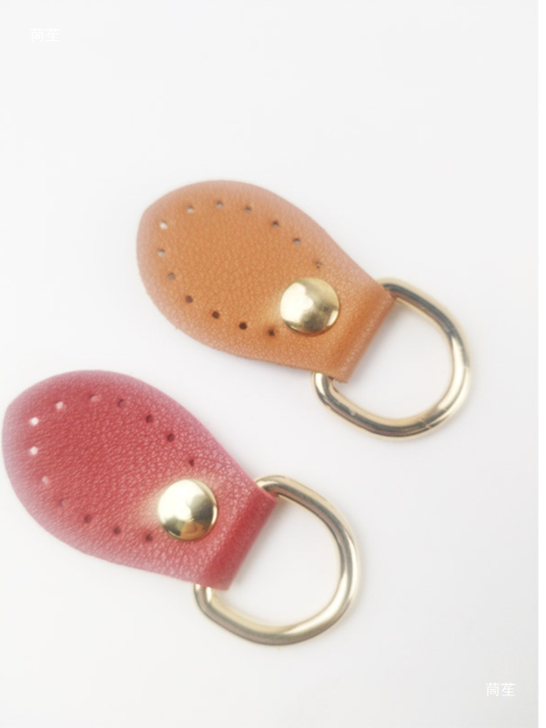 Odiniai maišo priedai – rankų siuvimas, šoninė sagtis ir kabinamas ausis, pora