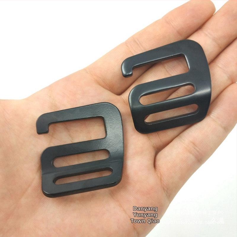 Kumer metallist konks kinnituseks seljakottidele ja pagasile