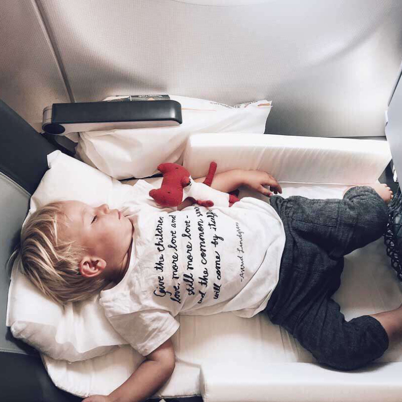 Dječja višenamjenska putna torba s booster funkcijom i prijenosnim krevetom za putovanja — ABS materijal, otvaranje s kopčom (latch), brava, univerzalni kotači, rekreacijska putovanja