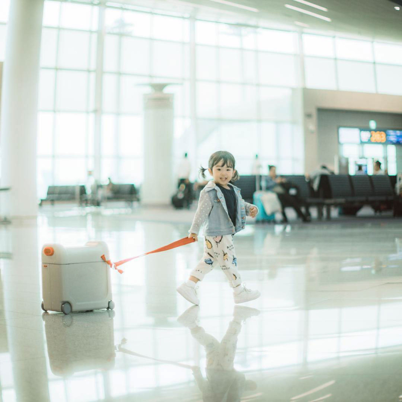 Dječja višenamjenska putna torba s booster funkcijom i prijenosnim krevetom za putovanja — ABS materijal, otvaranje s kopčom (latch), brava, univerzalni kotači, rekreacijska putovanja