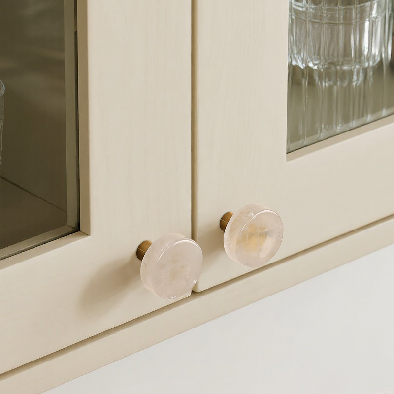 Ručka za vrata ormarića, okrugla, mesing+krystal, moderni minimalistički stil, montaža jednim otvorom