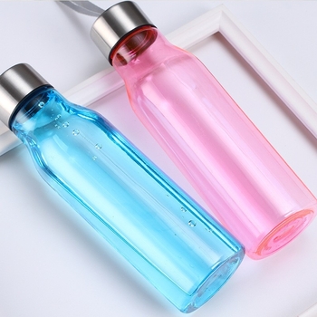 600 ml műanyag víz pohár gyűrűs fogantyúval és rozsdamentes acél fedéllel, két részes készlet, 165 g