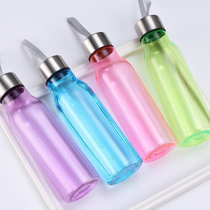 600 ml műanyag víz pohár gyűrűs fogantyúval és rozsdamentes acél fedéllel, két részes készlet, 165 g