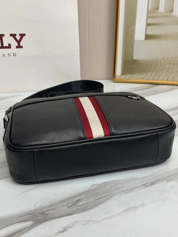 Muška kožna crossbody torba, urban minimalističkog stila, za svakodnevnu uporabu