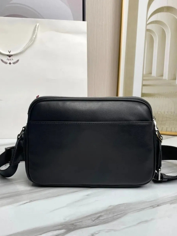 Muška kožna crossbody torba, urban minimalističkog stila, za svakodnevnu uporabu