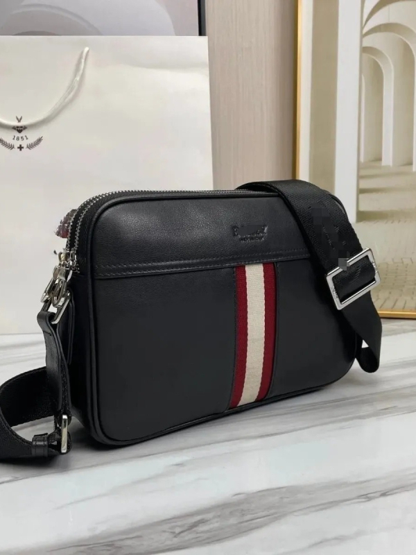 Muška kožna crossbody torba, urban minimalističkog stila, za svakodnevnu uporabu
