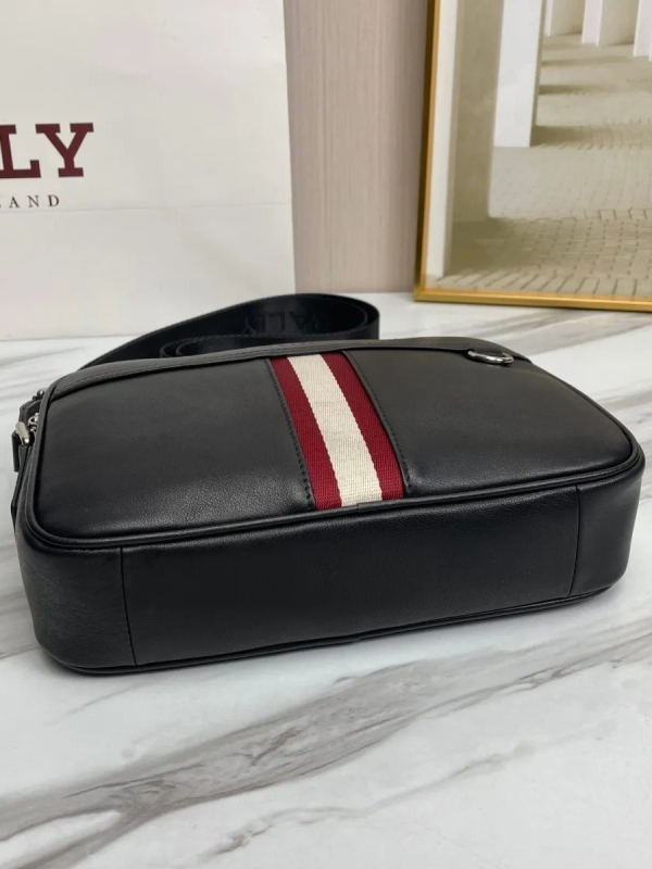 Muška kožna crossbody torba, urban minimalističkog stila, za svakodnevnu uporabu