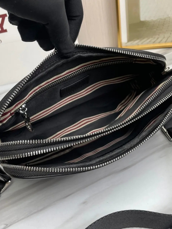 Muška kožna crossbody torba, urban minimalističkog stila, za svakodnevnu uporabu