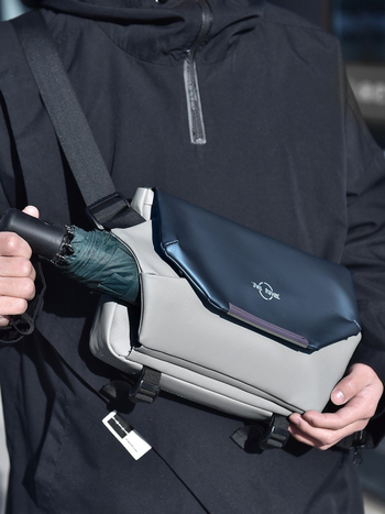 Muška crossbody torba: vodootporna, proširiva, džep za kameru