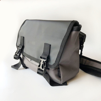 Geantă crossbody pentru bărbați din nylon, închidere cu fermoar, impermeabilă, cu o singură curea, buzunar exterior cu capac