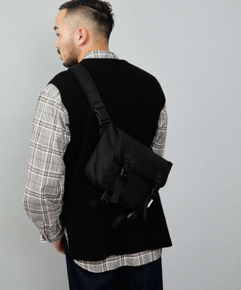 Geantă crossbody pentru bărbați din nylon, închidere cu fermoar, impermeabilă, cu o singură curea, buzunar exterior cu capac