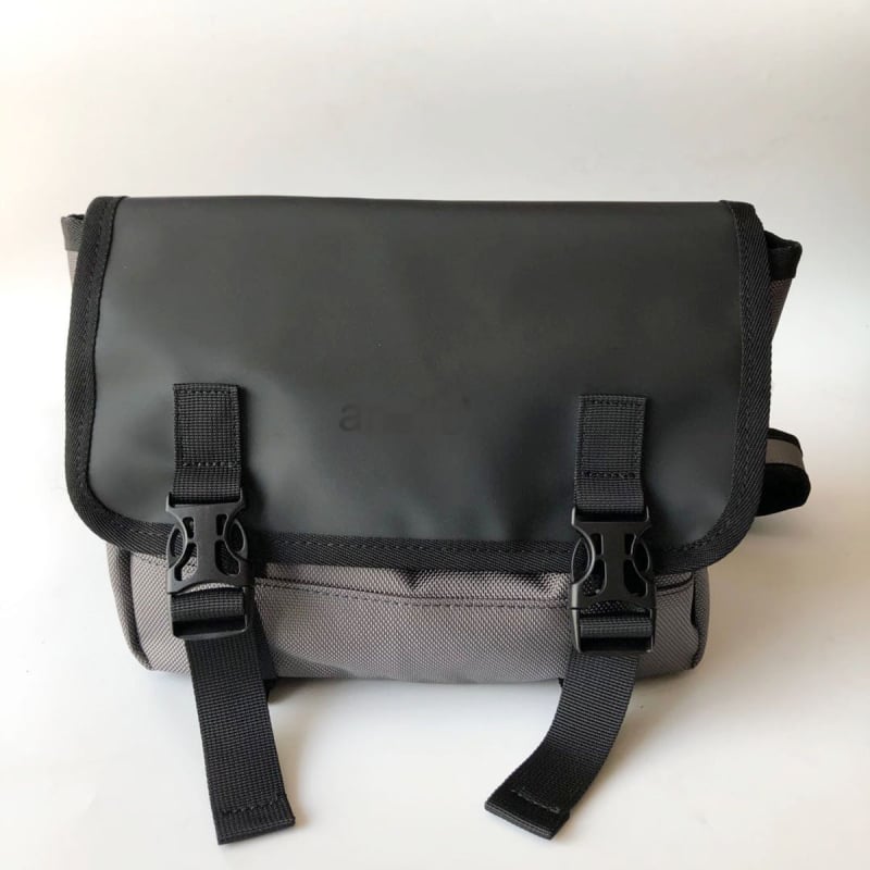 Geantă crossbody pentru bărbați din nylon, închidere cu fermoar, impermeabilă, cu o singură curea, buzunar exterior cu capac