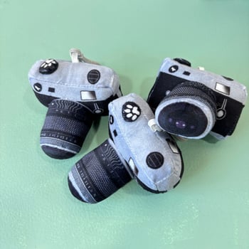 Κουκλάκι λούτρινο με μπρελόκ για τσάντα — κοντό βελούδινο ύφασμα, γέμισμα PP βαμβάκι, κατάλληλο για ηλικίες 7–14 ετών