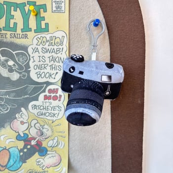 Κουκλάκι λούτρινο με μπρελόκ για τσάντα — κοντό βελούδινο ύφασμα, γέμισμα PP βαμβάκι, κατάλληλο για ηλικίες 7–14 ετών