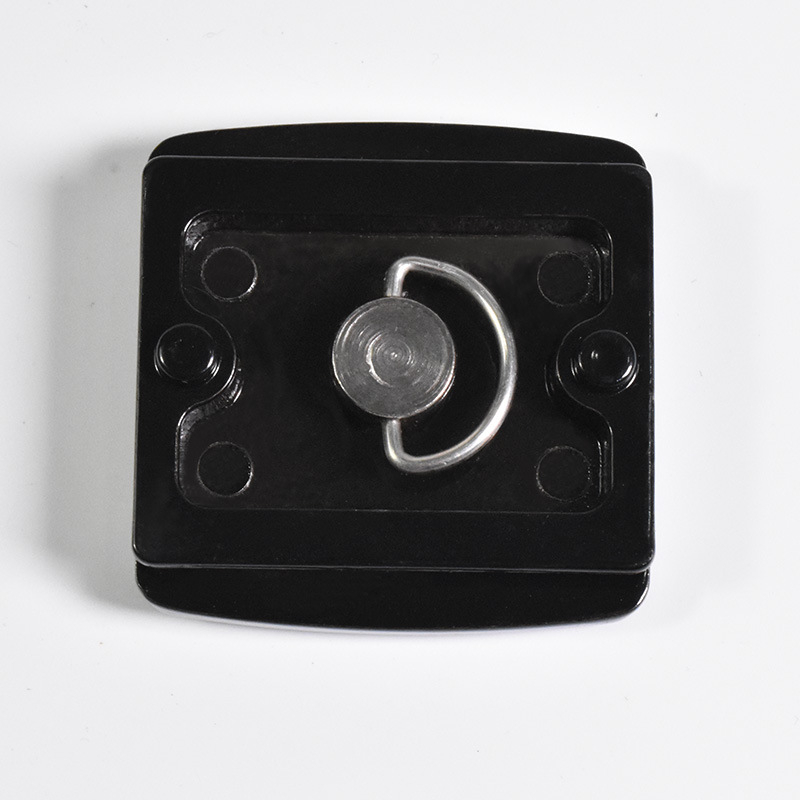 Tripod gyorskioldó tábla, alumínium ötvözet, 1/4-inch csavar, max terhelés 2–5 kg, tömeg 41 g, kompatibil DSLR fej