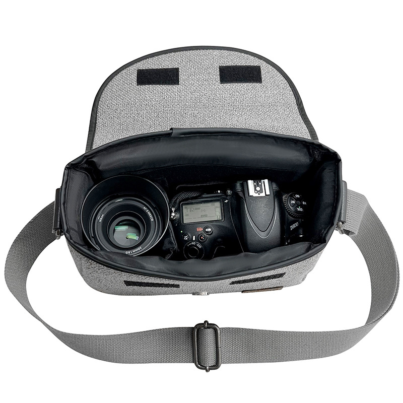 Nylon vállkamera táska DSLR/Mirrorlesshez, Modell D32, 1 kamera + 2 objektív befogadás, vízlepergető, kopásálló, lopás elleni védelem, ütésálló
