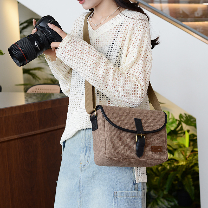 Nylon vállkamera táska DSLR/Mirrorlesshez, Modell D32, 1 kamera + 2 objektív befogadás, vízlepergető, kopásálló, lopás elleni védelem, ütésálló