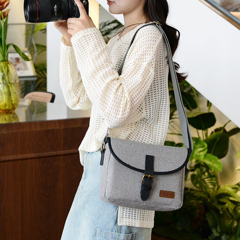 Nylon vállkamera táska DSLR/Mirrorlesshez, Modell D32, 1 kamera + 2 objektív befogadás, vízlepergető, kopásálló, lopás elleni védelem, ütésálló